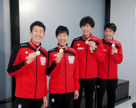 　男子エペ団体で初制覇したＷ杯から帰国した日本代表の（左から）見延、加納、宇山、山田