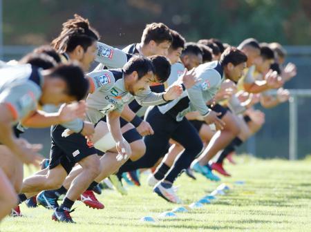 　強化試合に向けて調整する日本代表候補選手たち＝ポリルア（共同）