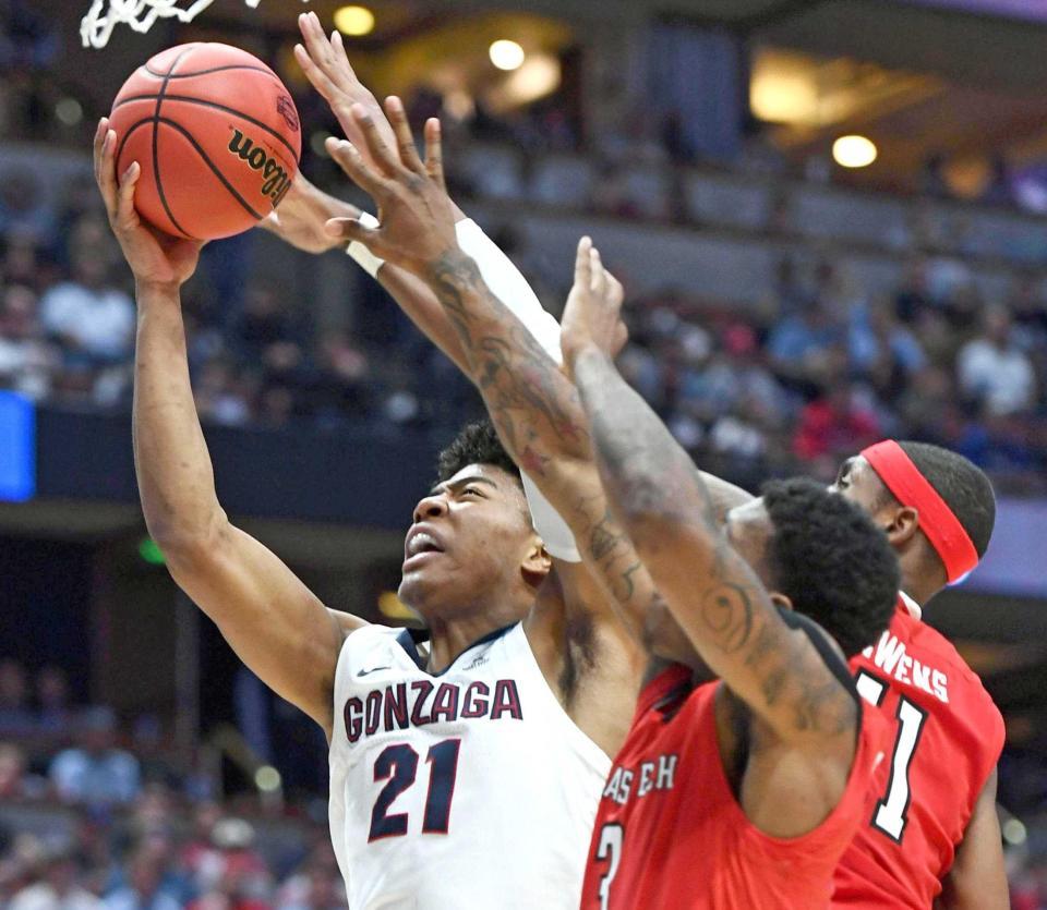 　厳しいマークを受けながらシュートするゴンザガ大の八村塁（左）（ＵＳＡ　ＴＯＤＡＹ・ロイター＝共同）