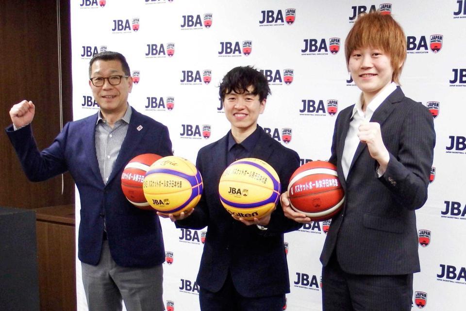 　２０２０年東京五輪で男女とも開催国枠付与が決まり笑顔の（左から）日本バスケットボール協会の大河正明副会長、大神雄子アンバサダー、女子日本代表の高田真希主将（共同）