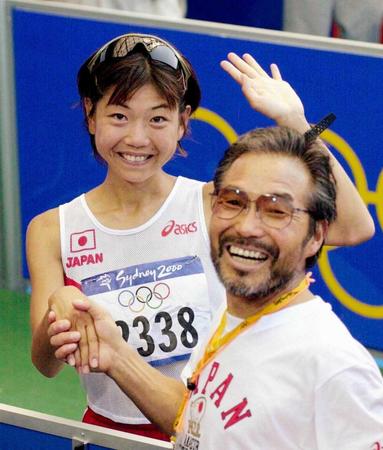 　シドニー五輪の女子マラソンで金メダルを獲得した高橋尚子（左）を祝福する小出義雄監督＝２０００年