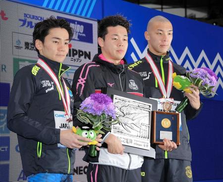 　男子４００メートル自由形で優勝した吉田啓祐。左は２位の江原騎士、右は３位の宮本陽輔（撮影・堀内翔）