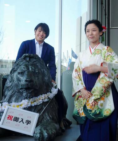 日体大の入学式に出席し、ライオンの像にまたがって撮影に応じる阿部詩（左）と同大職員の高木美帆