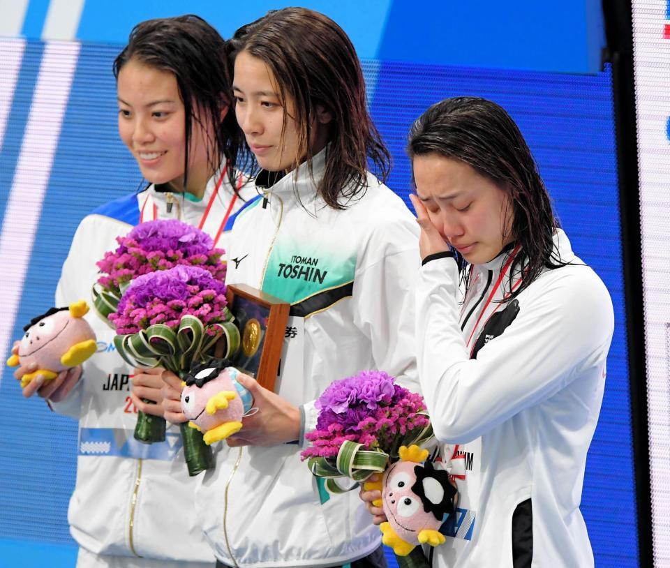 女子２００メートル個人メドレー表彰式で涙を見せる３位の今井月（右）。左から２位の大本里佳、優勝した大橋悠依（撮影・堀内翔）
