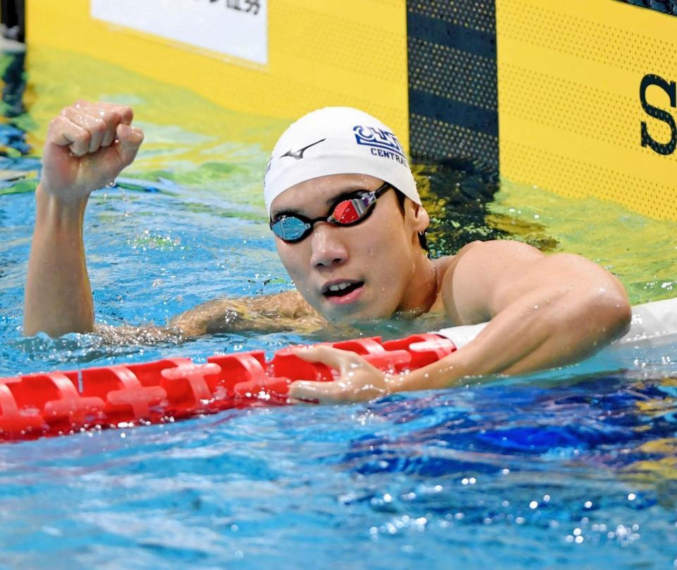 ２００メートル自由形で優勝しガッツポーズする松元克央（撮影・棚橋慶太）