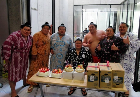 貴景勝（左から３人目）ら埼玉栄の後輩から誕生日を祝福される豪栄道（中央）