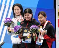 女子２００メートルバタフライで優勝した長谷川涼香（中央）。左は２位の大橋悠依、右は３位の牧野紘子（撮影・中田匡峻）