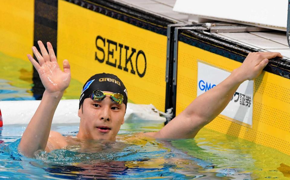 　男子２００ｍバタフライ決勝で優勝し、声援に応える瀬戸大也（撮影・堀内翔）