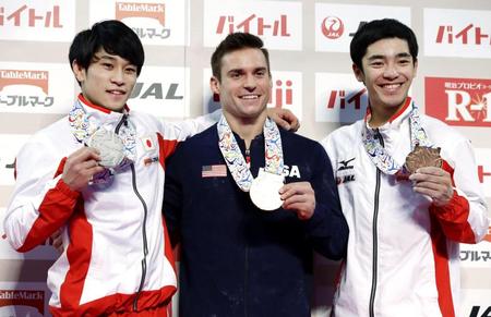 　メダルを手に笑顔の（左から）２位の谷川航、優勝のサミュエル・ミクラク、３位の白井健三＝武蔵野の森総合スポーツプラザ