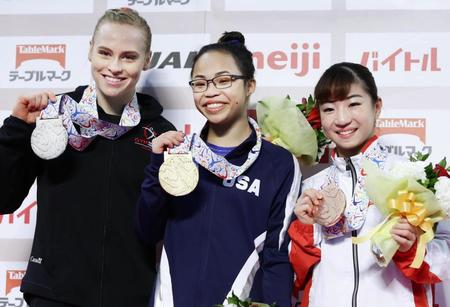 　優勝したモーガン・ハード（中央）らとメダルを手にする３位の寺本明日香（右）＝武蔵野の森総合スポーツプラザ