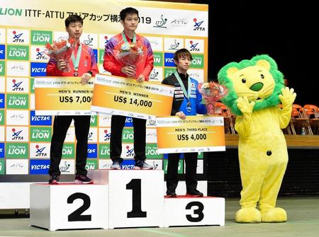 　表彰式で胸を張る３位の丹羽孝希（３位）、左から２位の中国の馬龍、１位の樊振東