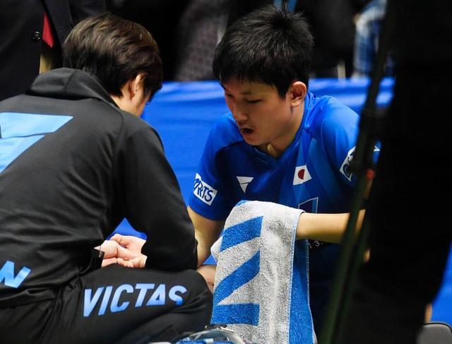 張本智和が右手負傷も試合続行、棄権を拒み「表彰台に上がりたかった」