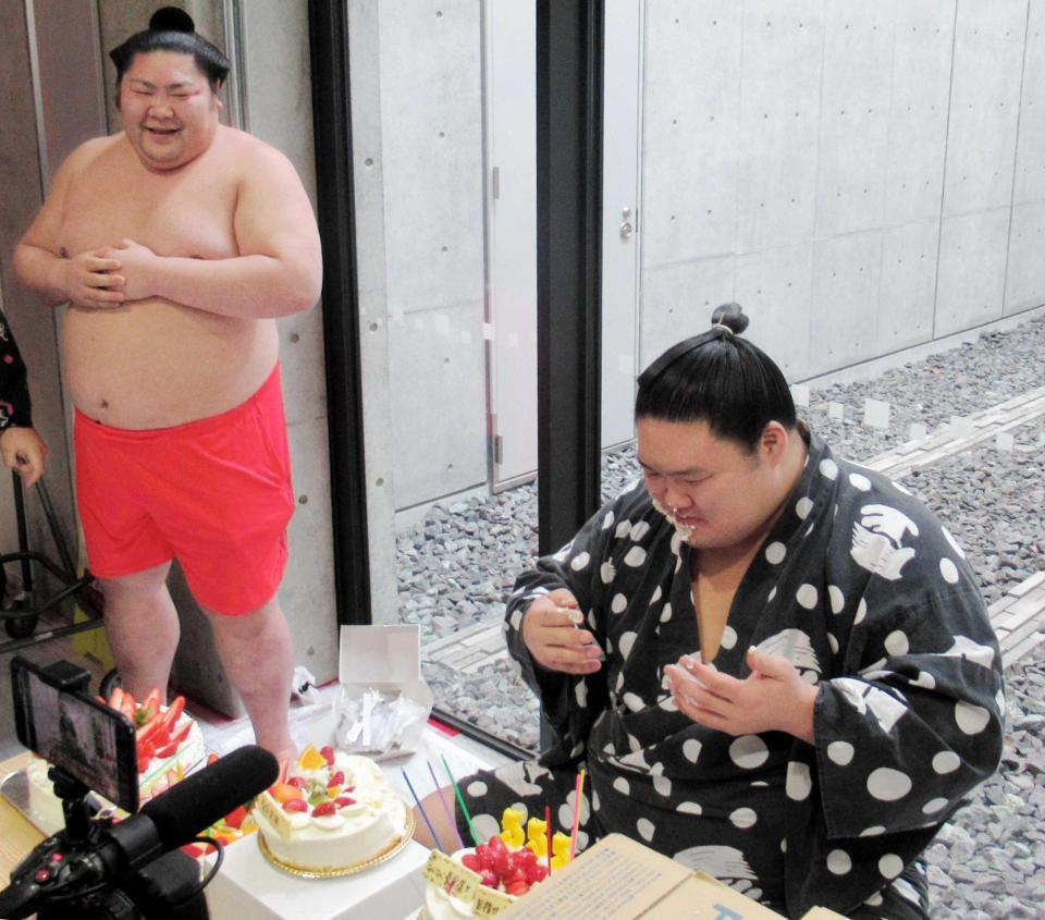 　剣翔（左）から誕生日ケーキを顔面に食らい苦笑いの豪栄道