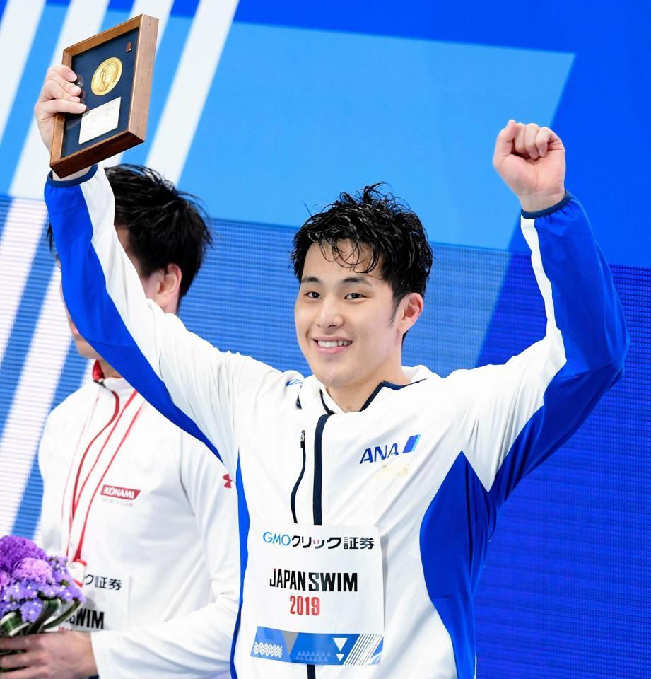 　男子２００ｍ個人メドレーで優勝し、表彰台でファンの歓声に応える瀬戸大也