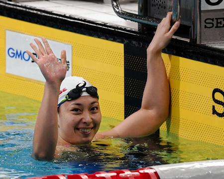 女子５０ｍ平泳ぎで優勝した鈴木聡美は笑顔で客席に手を振る＝東京辰巳国際水泳場（撮影・中田匡峻）