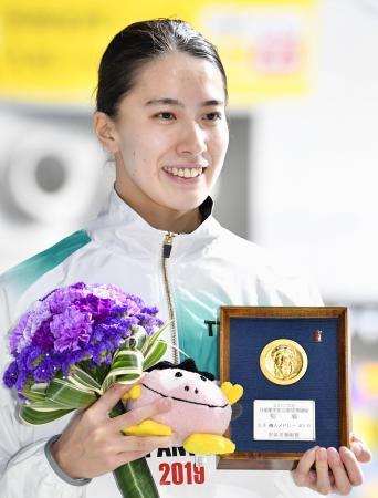 　女子４００メートル個人メドレーで３連覇し、笑顔の大橋悠依＝東京辰巳国際水泳場