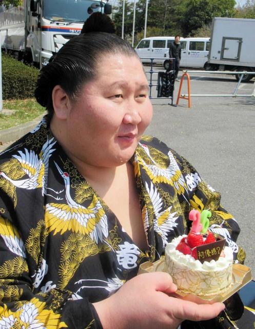 逸ノ城、初Ｖいただきます　２６歳の誕生日ケーキでお祝い