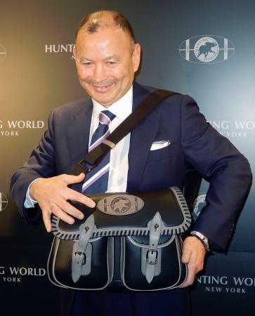 　自ら監修したバッグを身につけるイングランド代表のエディー・ジョーンズ監督＝１２日、東京都内