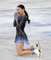 女子フリー　ジャンプの着氷に２度失敗。２位に終わり手を合わせて謝る紀平梨花＝マリンメッセ福岡（撮影・堀内翔）