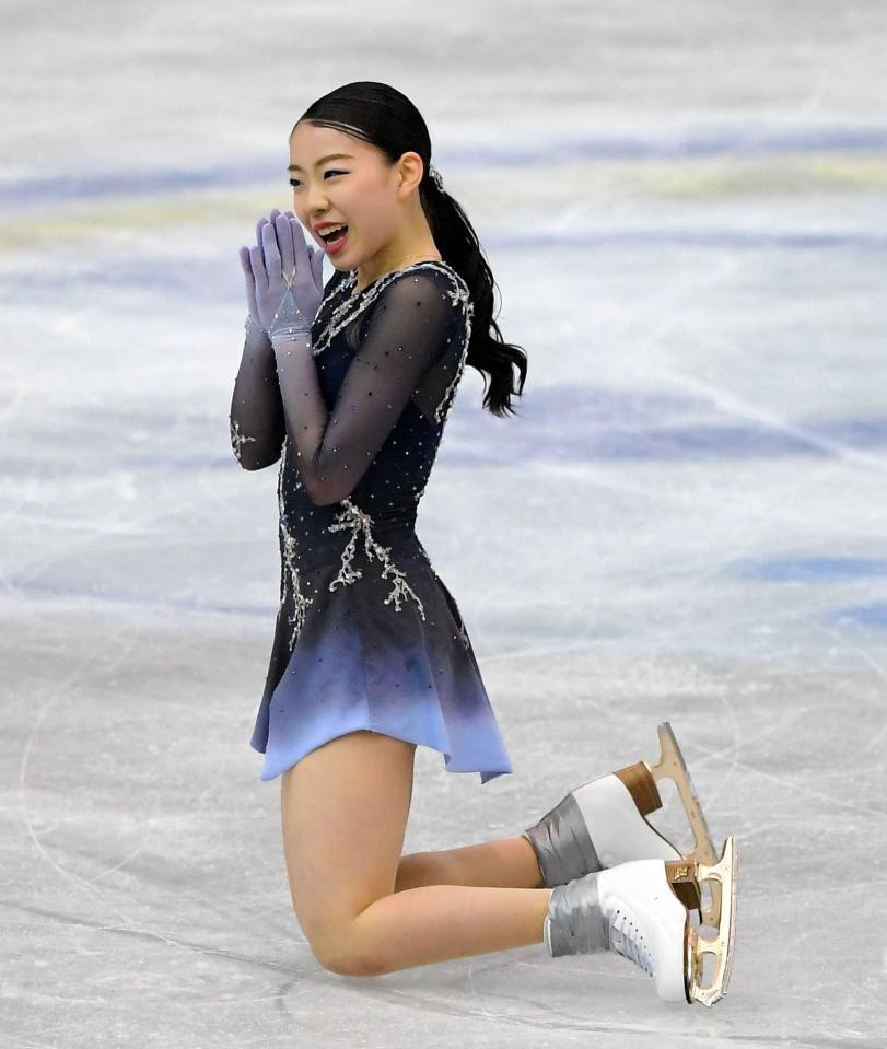 女子フリー　ジャンプの着氷に２度失敗。２位に終わり手を合わせて謝る紀平梨花＝マリンメッセ福岡（撮影・堀内翔）