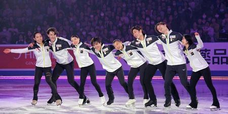 エキシビションで平成の名曲にのせて演技を披露したチーム日本の（左から）小松原美里、ティム・コレト、紀平梨花、宇野昌磨、坂本花織、田中刑事、市橋翔哉、三浦璃来（撮影・堀内翔）