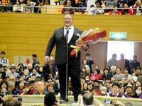 地元茨城県のファンに御礼のあいさつをする荒磯親方