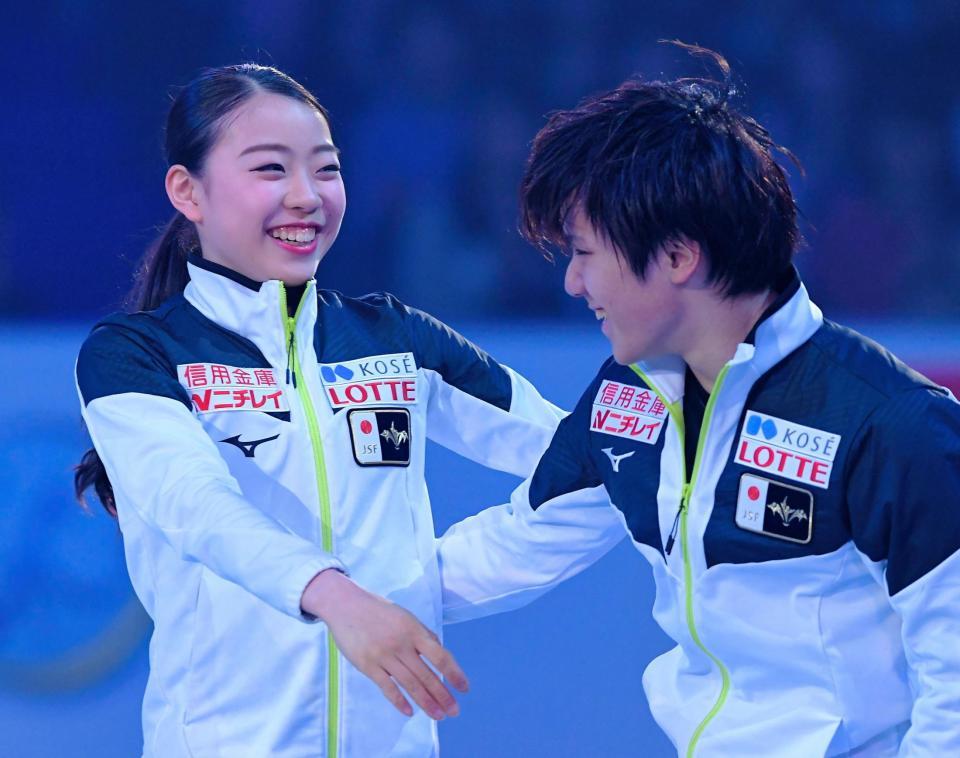 　エキシビションで平成の名曲に乗せてダンスを披露した紀平梨花。右は宇野昌磨＝マリンメッセ福岡（撮影・堀内翔）