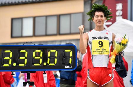 　男子５０キロで３時間３９分７秒の日本新をマークして優勝し、ガッツポーズの鈴木雄介（共同）