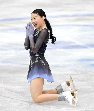 フリーの演技を終えて手を合わせて謝る紀平梨花＝１３日