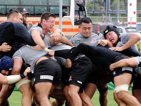 サンウルブズが練習。日本での今季初勝利を誓う山下（右上のヘッドギア着用）