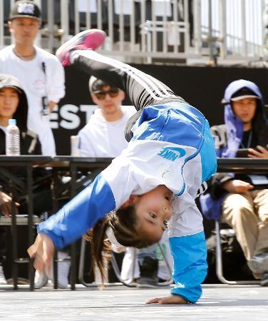 　都市型スポーツの国際大会「ＦＩＳＥ」のブレークダンス予選で、技を披露する女子選手＝２０日、広島市