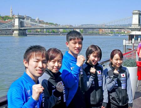 ハンガリーのドナウ川付近で組み合わせ抽選に臨んだ日本代表の（左から）丹羽、石川、張本、平野、伊藤