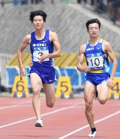 　男子１００メートル予選に出場した多田修平（左）＝島根県立浜山公園陸上競技場