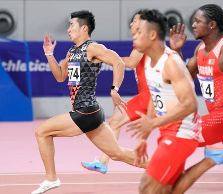 　男子１００メートル決勝で力走する桐生祥秀（左）。１０秒１０で優勝した＝ドーハ（共同）