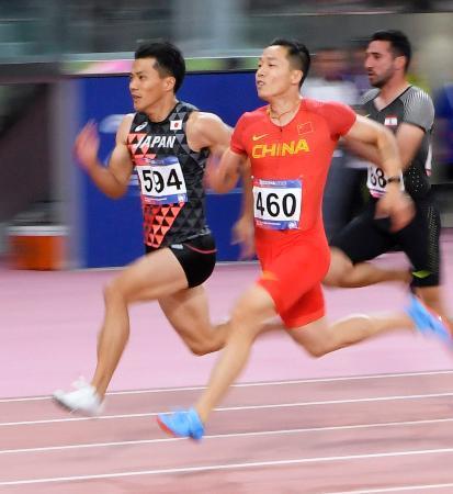 　男子１００メートル予選　１０秒３０の２着で、準決勝進出を決めた山県亮太（左）＝ドーハ（共同）