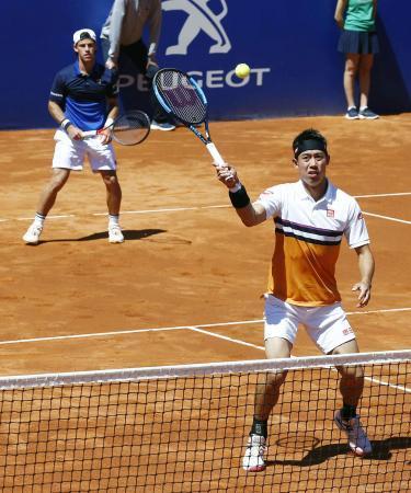 男子テニス、錦織組は１回戦敗退 バルセロナ・オープン