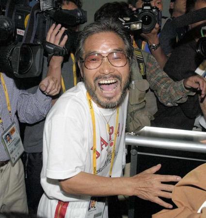 　シドニー五輪で高橋尚子が金メダルを獲得し、報道陣に囲まれて笑顔を見せる＝２０００年