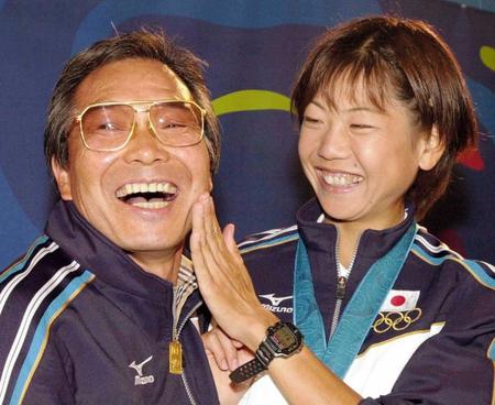 　シドニー五輪で金メダルに輝いた高橋尚子（右）に頬をなでられ、笑顔を見せる小出義雄さん＝２０００年