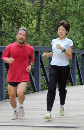 　高地トレーニングをする高橋尚子（右）と並走する小出義雄監督＝２０００年（共同）