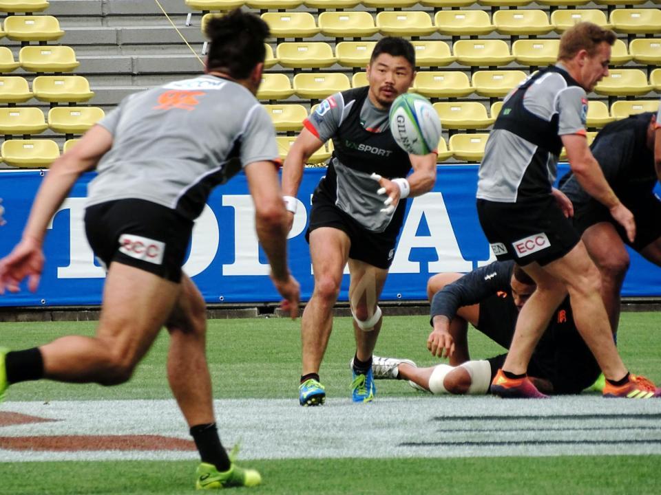 ハイランダーズ戦に先発するサンウルブズＳＨ田中（中）