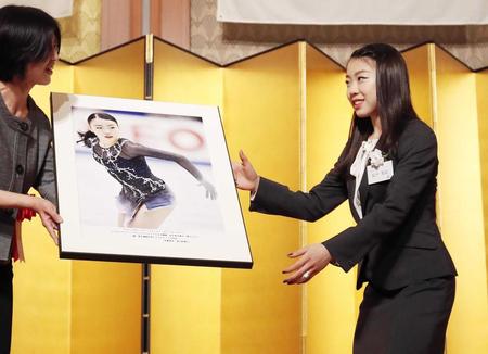 　日本スケート連盟表彰式に臨む紀平梨花（右）提供：公益財団法人日本スケート連盟