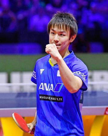 　男子シングルス４回戦で勝利し、喜ぶ丹羽孝希（共同）