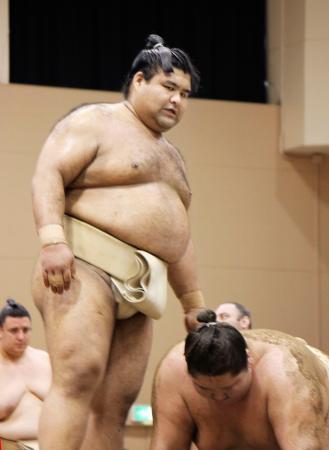 　大相撲の春巡業で稽古をする高安（左）と逸ノ城＝２６日、東京都青梅市