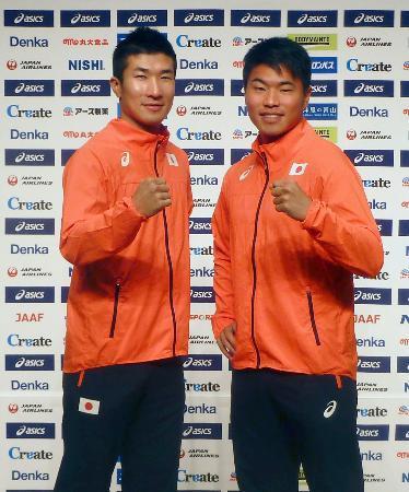 　陸上の世界リレー大会の記者会見後にポーズをとる桐生祥秀（左）と小池祐貴＝２６日、東京都港区