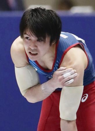　男子個人総合予選　平行棒で落下し、肩に手をやる内村航平＝高崎アリーナ