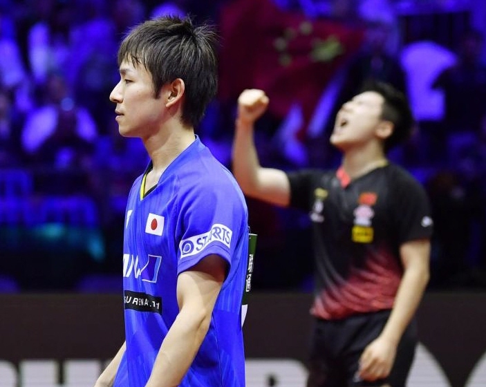 　準々決勝で中国の梁靖崑（奥）に敗れた丹羽孝希＝ブダペスト（共同）