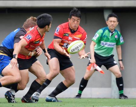 　強化試合の前半、パスを受けトライを決める坂手＝秩父宮