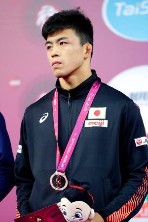 　男子グレコローマン６０キロ級で銅メダルの文田健一郎＝西安（共同）