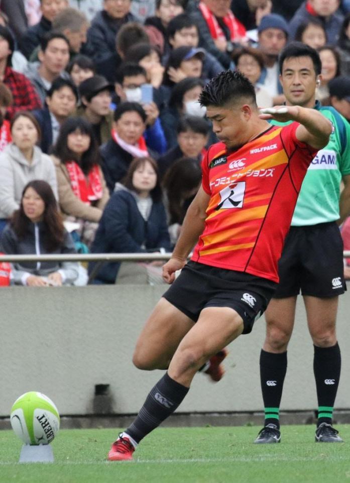 　ゴールキックをすべて成功させたＳＯ松田（手前）