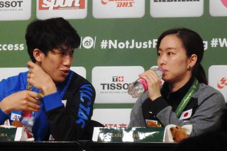 　混合ダブルスで銀メダルを獲得した吉村真晴（左）と石川佳純